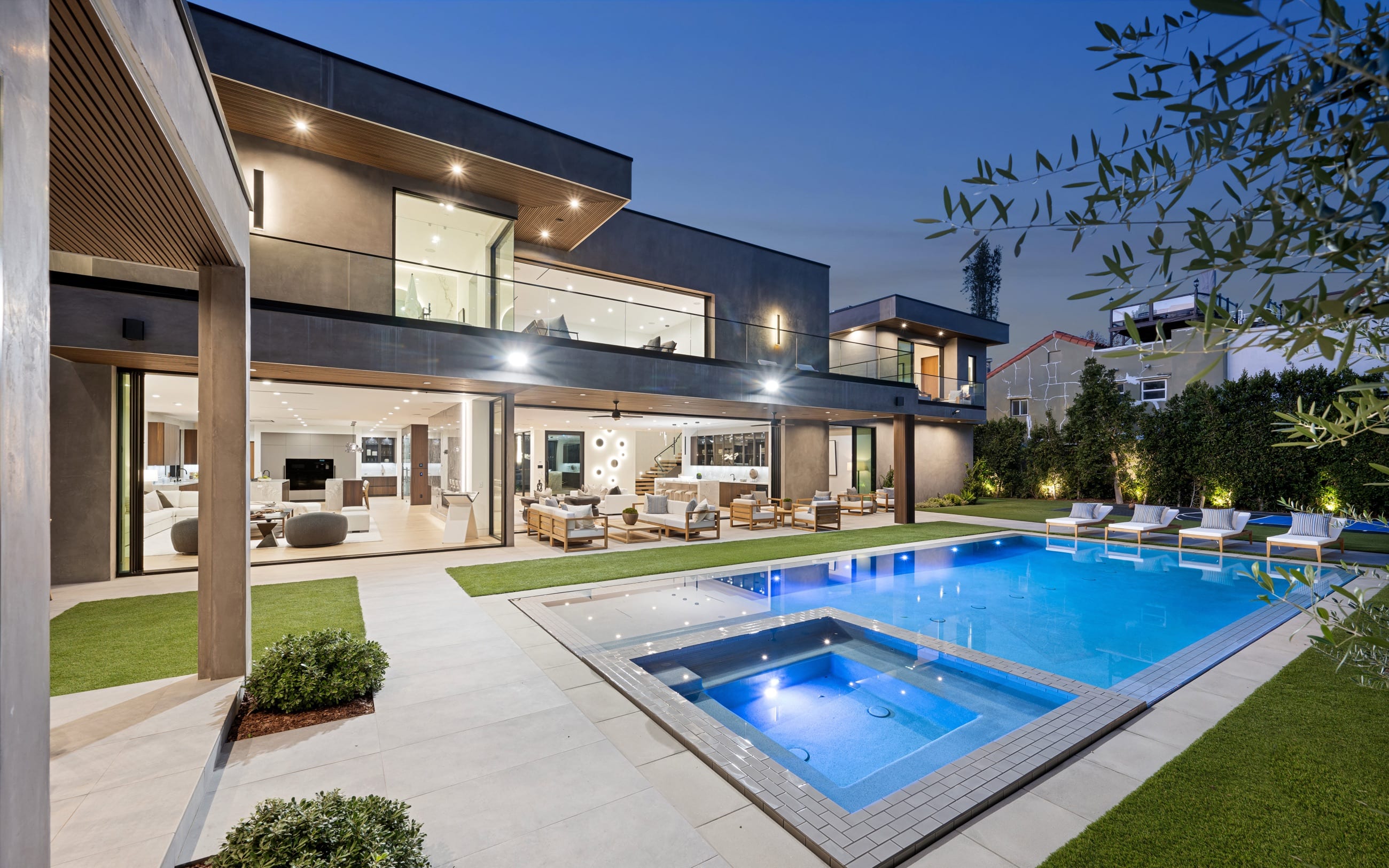 Villa contemporanea con piscina al tramonto