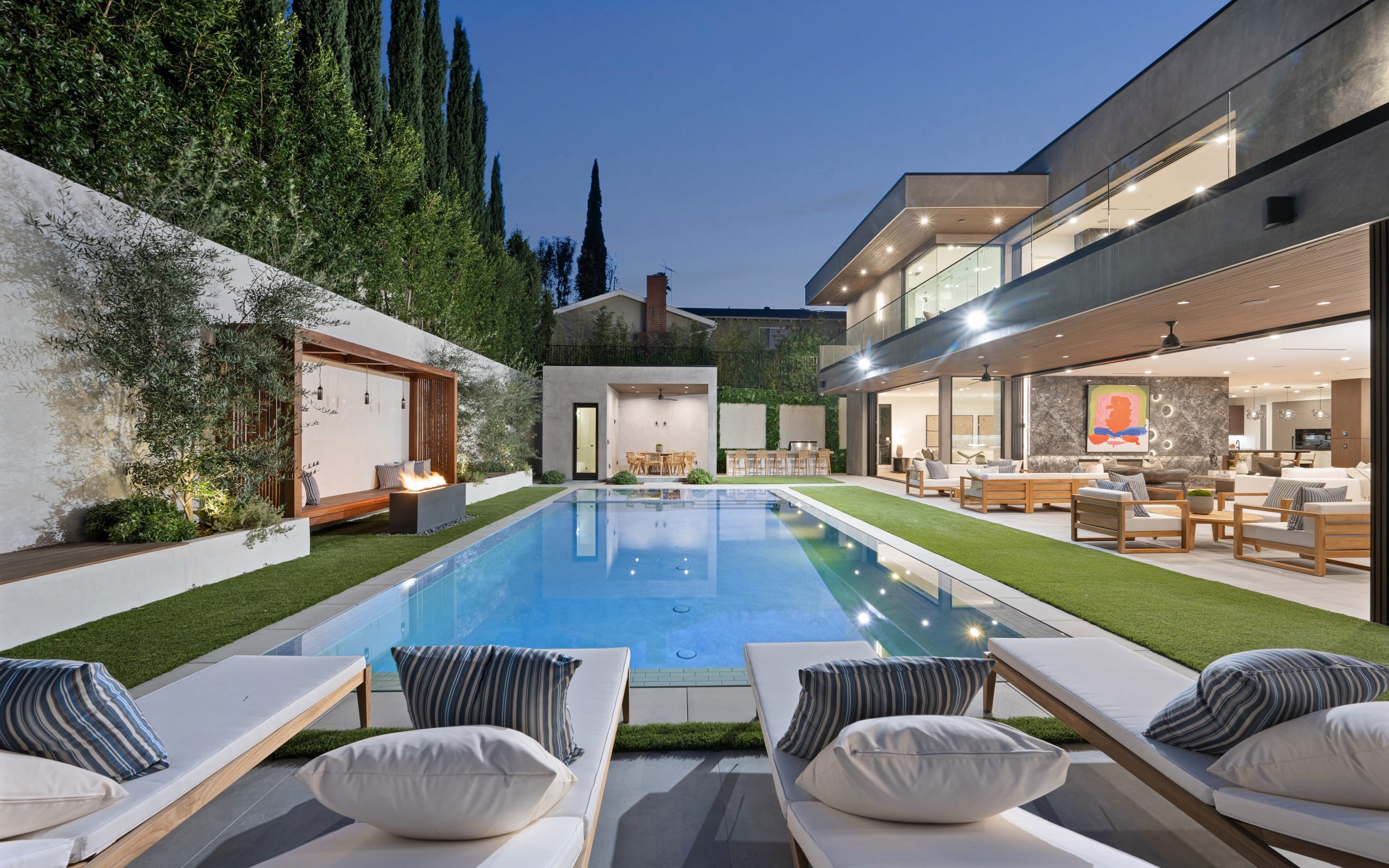 Residenza contemporanea con piscina e giardino