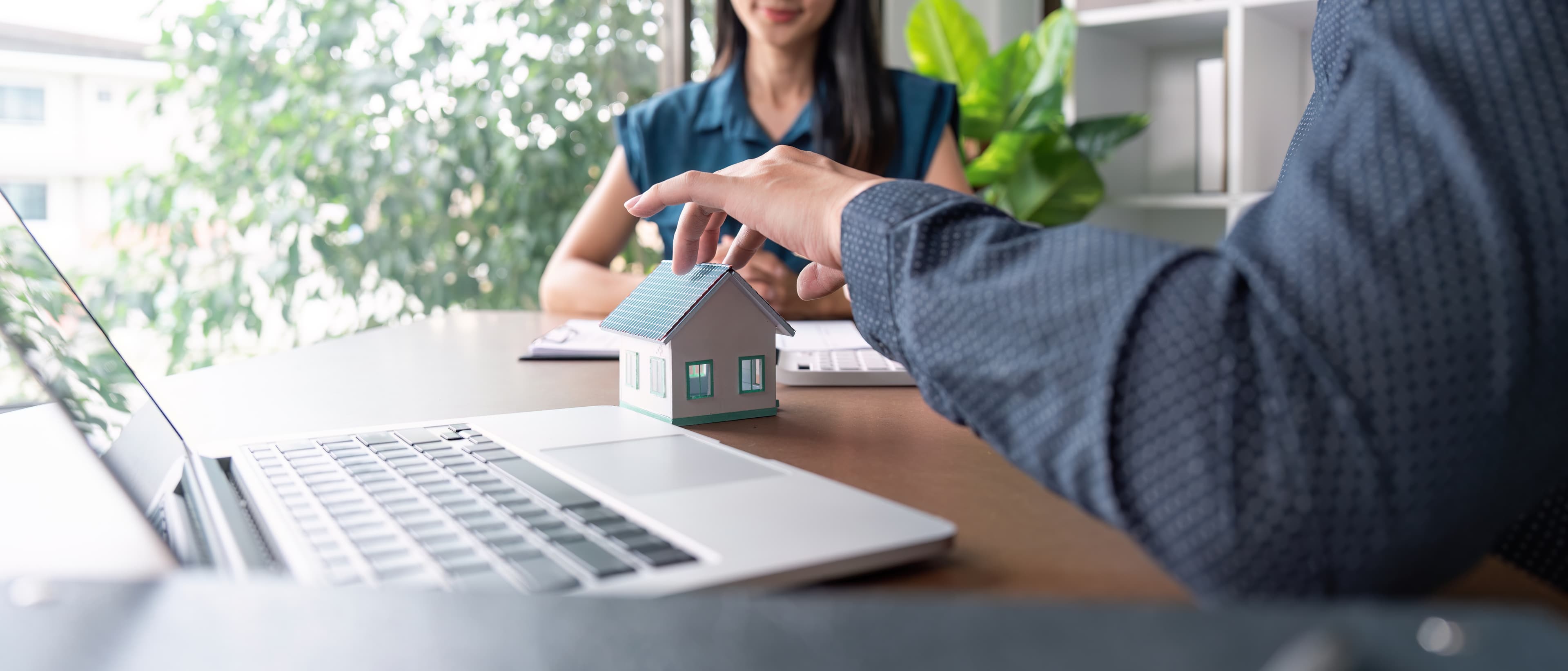 Consulenza immobiliare durante una trattativa